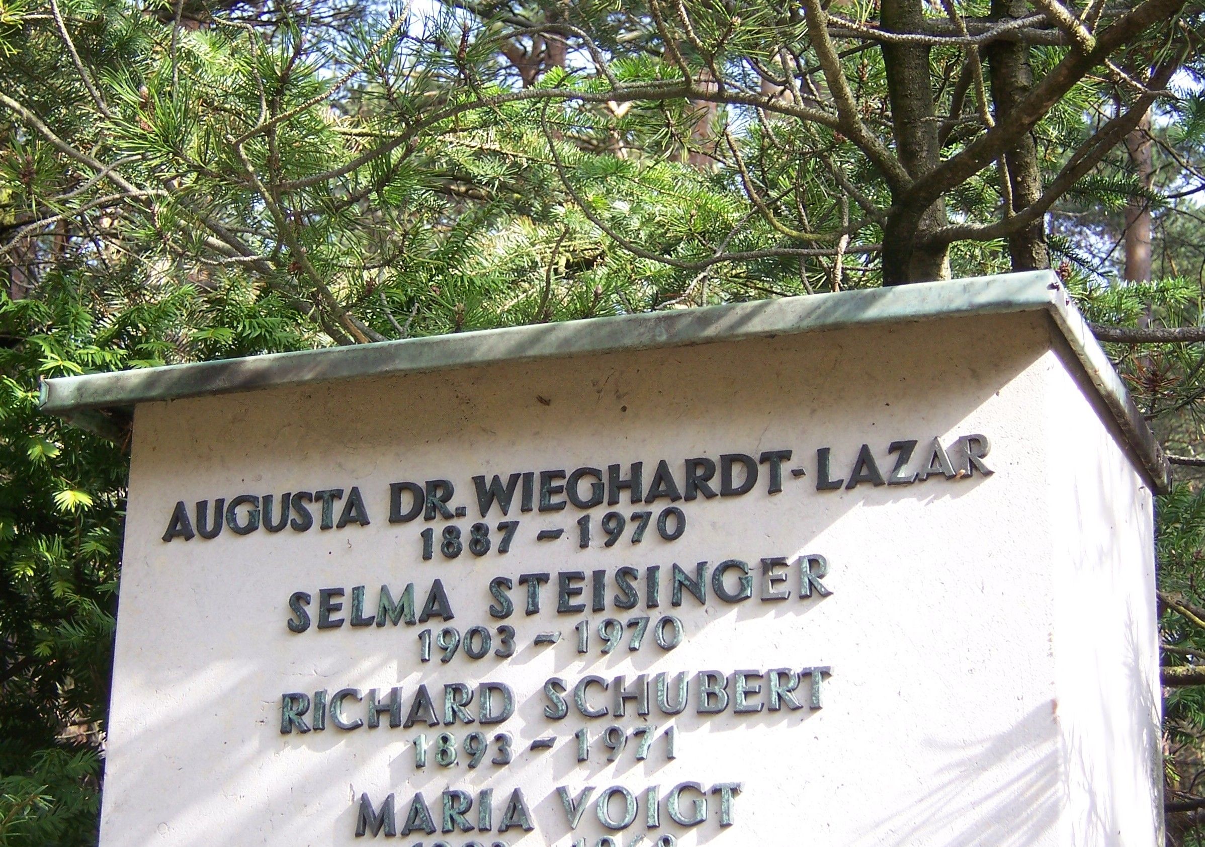 Grabplatte mit dem Namen Augusta Dr. Wieghardt-Lazar
