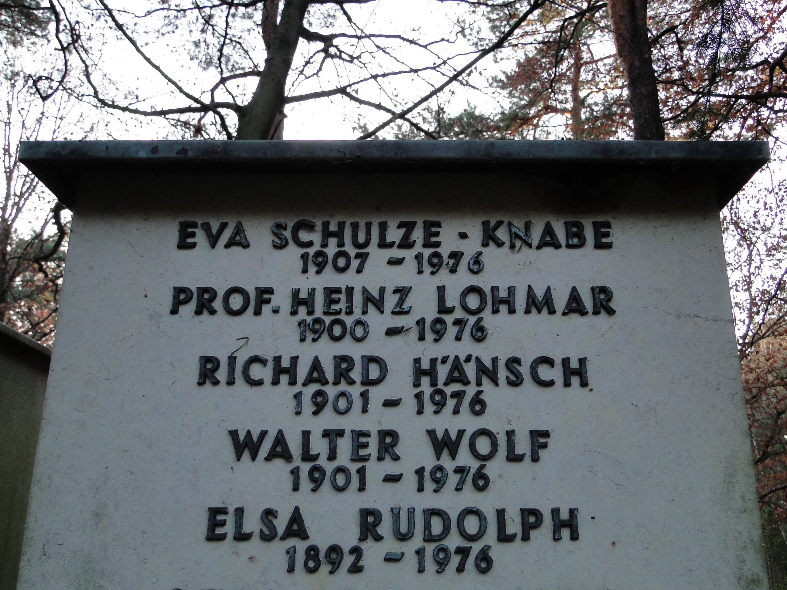 Grabstätte mit den Namen Eva Schulze-Knabe und Heinz Lohmar