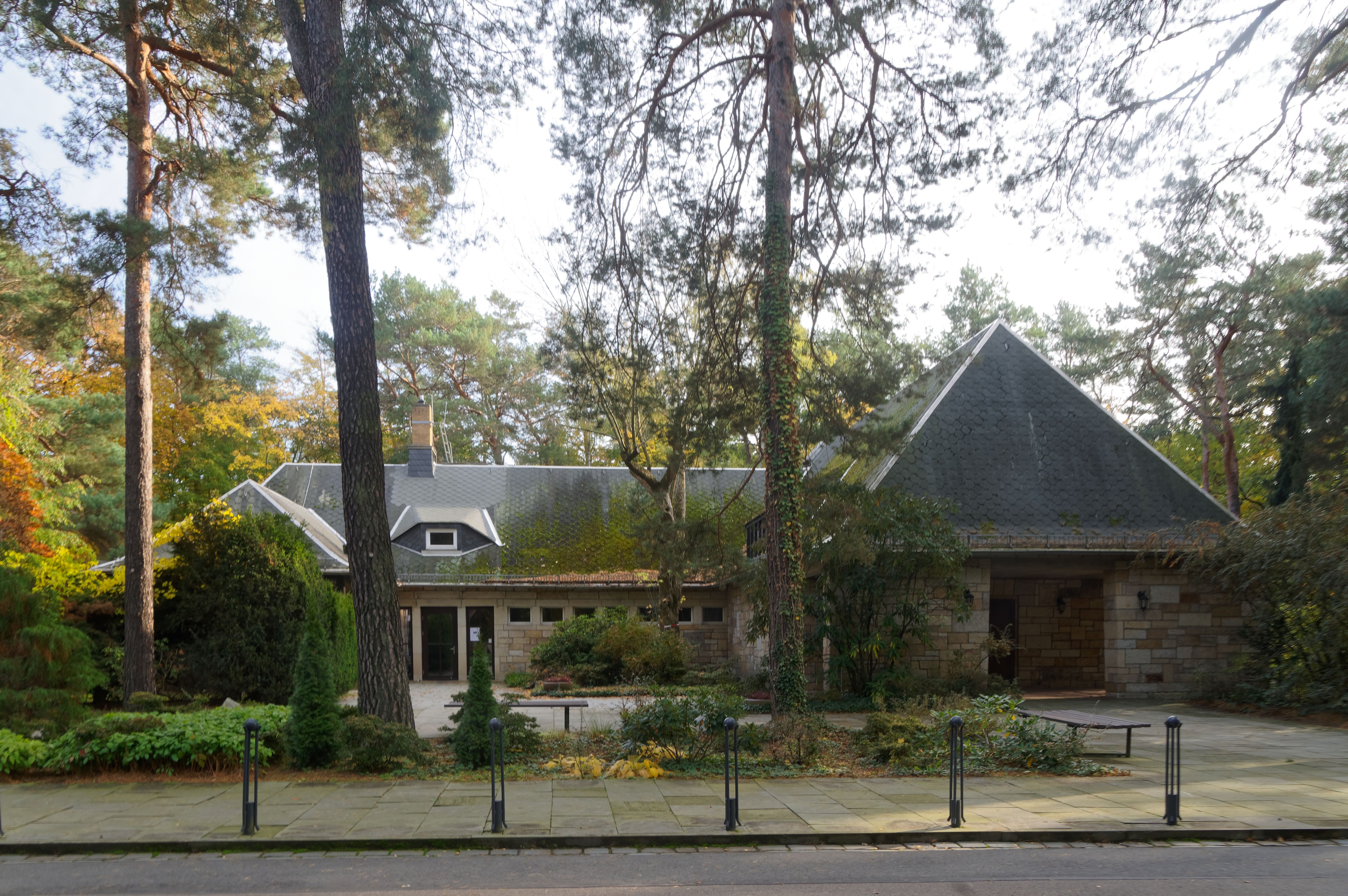 Feierhalle zwischen Bäumen auf dem Heidefriedhof Dresden